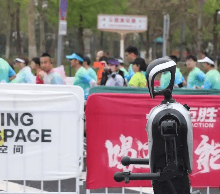 全球首個人形機械人半馬北京亦莊開跑。中新社 全球首個人形機械人半馬北京亦莊開跑。中新社