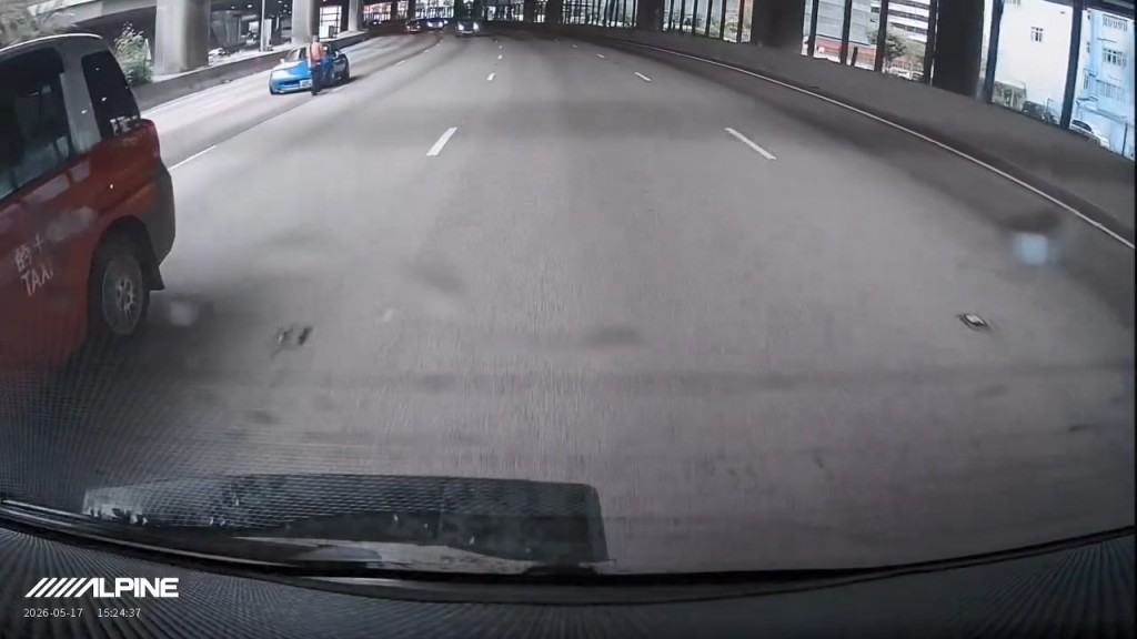 老婦被撞至凌空拋起。fb「 車cam L(香港群組)」廿年駕駛經驗片段截圖 老婦被撞至凌空拋起。fb「 車cam L(香港群組)」廿年駕駛經驗片段截圖