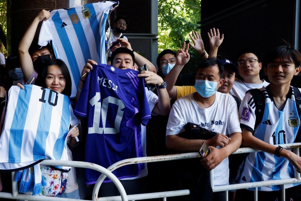 中國球迷非常熱情在酒店外守候美斯。路透社