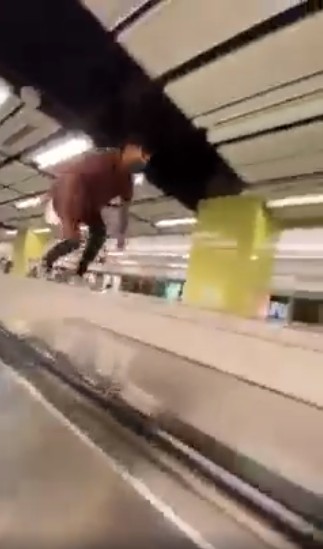 有青年在港铁南昌站进行极限运动、亡命玩「瀡天梯」的影片，近日在网上疯传，惹起关注，港铁已将事件报警。
