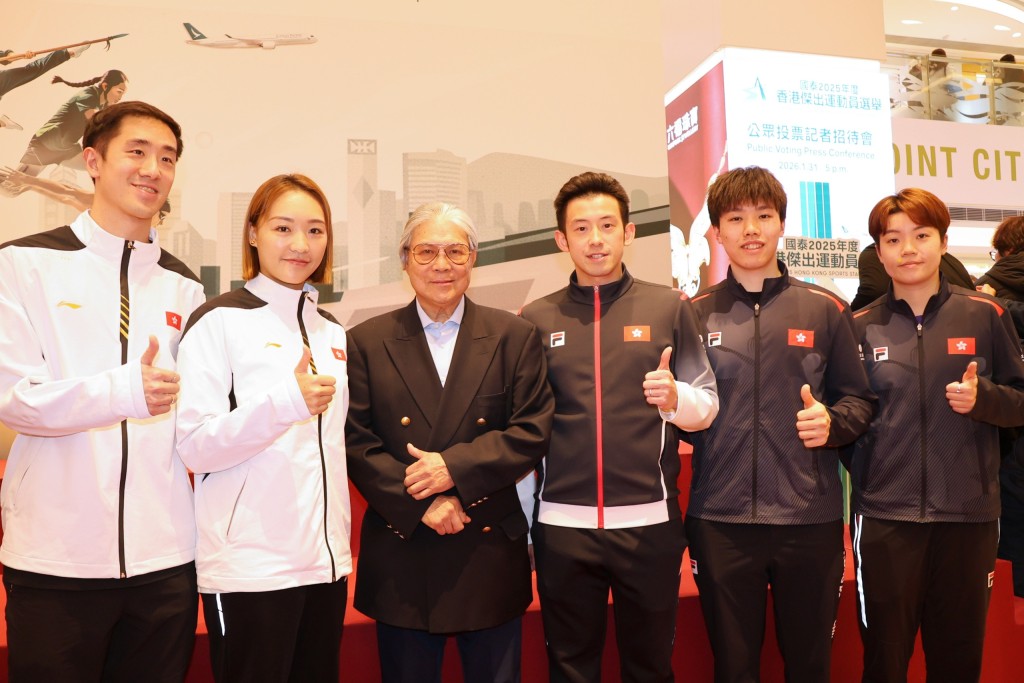 香港奧委會會長霍震霆跟兩隊人氣組合合照，包括羽毛球的「鄧謝配」及乒乓男雙黃鎮廷（右三）、陳顥樺（右二）及競爭「香港最佳女運動員」的杜凱琹（右一），阿杜今日貼了一個「星星」的暗瘡貼，她看好阿廷及顥樺憑「世一」的排名能獲獎。徐嘉華攝