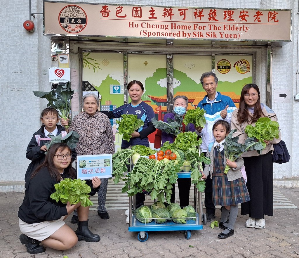 冬至前夕，煤氣公司項目經理—煤氣溫馨義工隊鄺英釗（右二）與嗇色園主辦可銘學校的師生，把學校智慧農耕及煤氣公司有機農莊收割到的有機蔬菜送到老人院。 