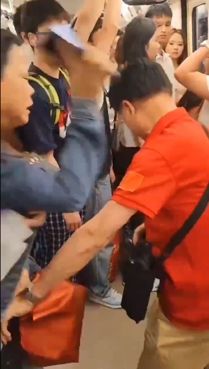成都地铁阿伯野蛮抢座位，少女母亲奋力反抗。抖音