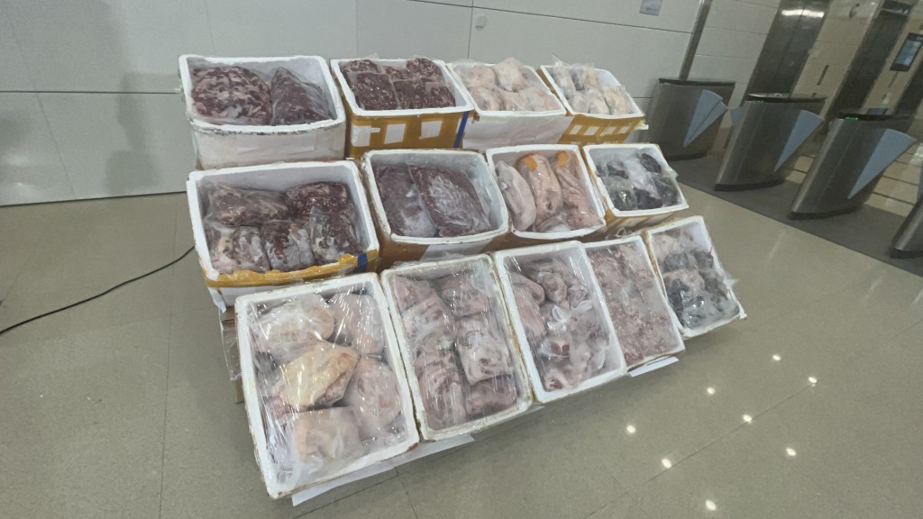 海关两案中共检获1200公斤冻肉。杨伟亨摄