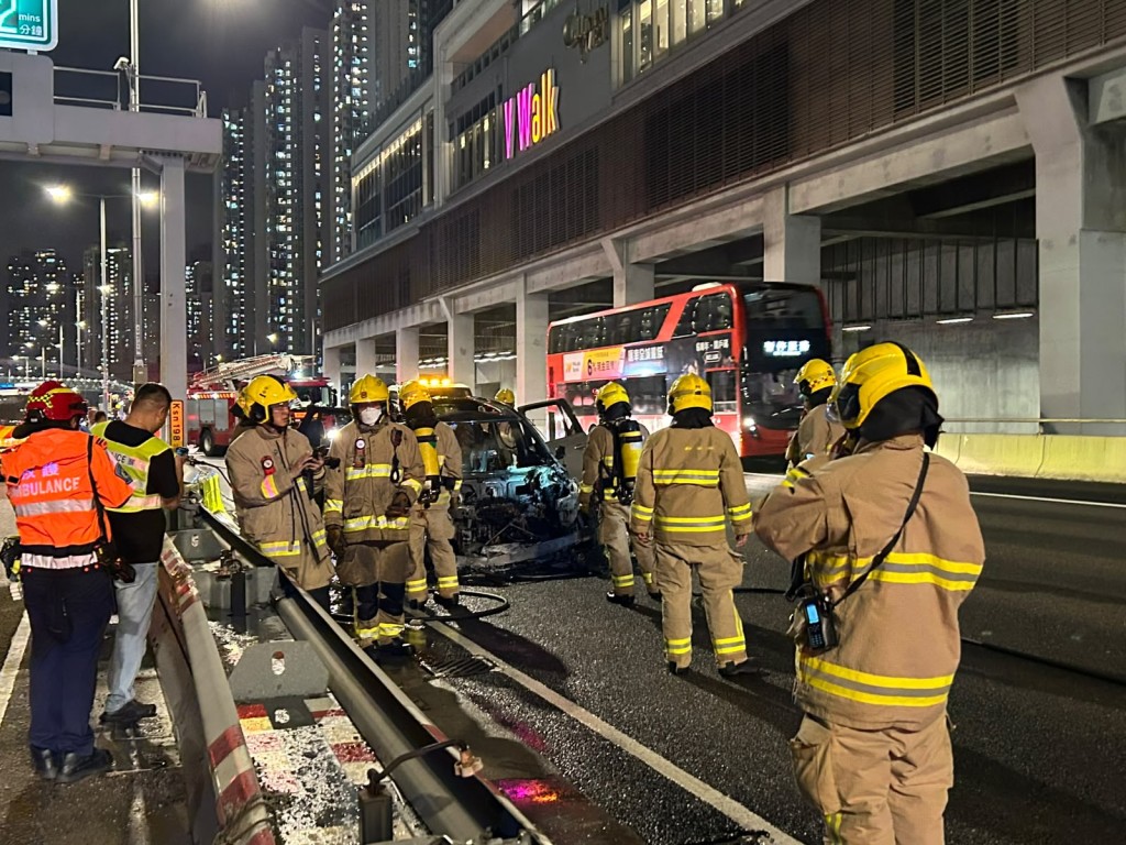 私家車嚴重焚毀如廢鐵,燒剩支架。曾志恒攝 私家車嚴重焚毀如廢鐵,燒剩支架。曾志恒攝