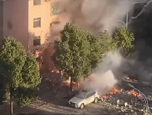 湖南有煙花店起火爆炸，現場尤如戰區。抖音＠大風新聞