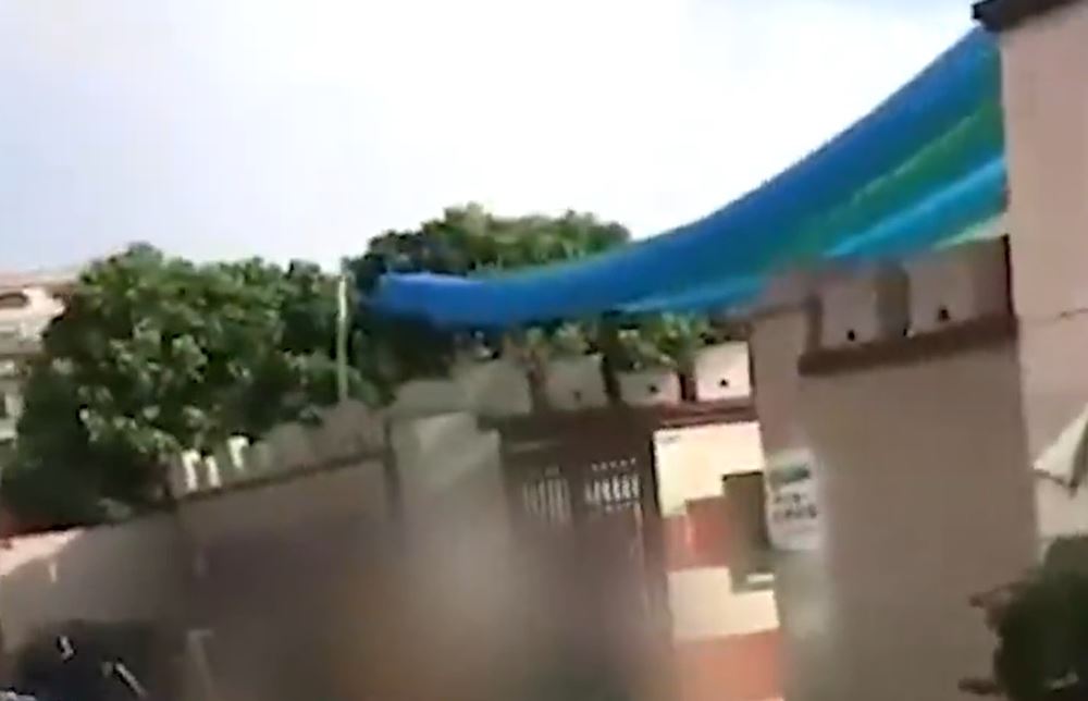 網傳視頻顯示，幼兒園多人受傷倒地，警方拉起封鎖線。