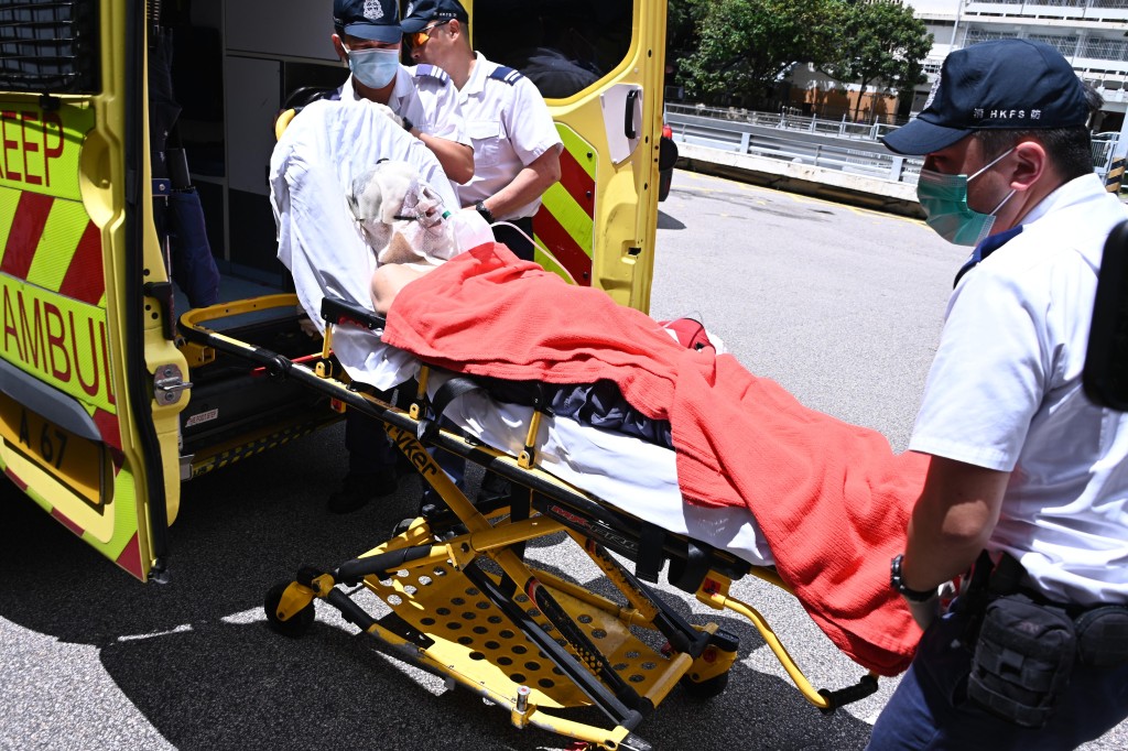 頭、手及臉被燒傷的男職員送往伊利沙伯醫院治理。