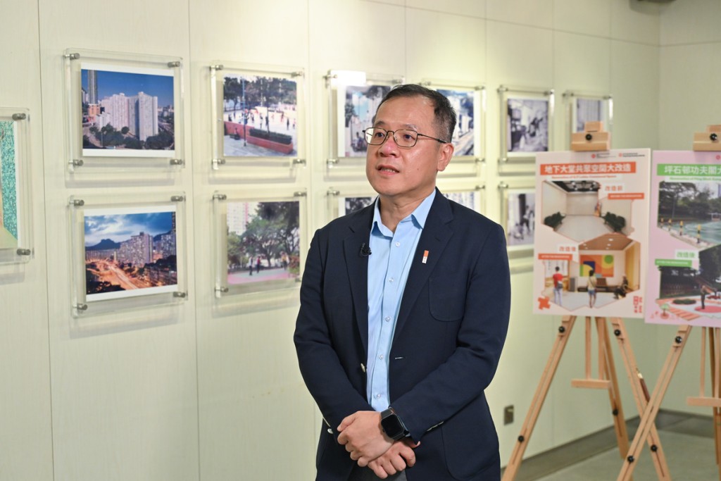 康榮傑表示,政府每年會選擇約10個屋邨進行外牆粉飾工程或小型維修工程。 康榮傑表示,政府每年會選擇約10個屋邨進行外牆粉飾工程或小型維修工程。