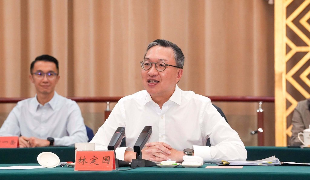 林定國和代表團成員與維吾爾自治區黨委書記陳小江會面。 林定國和代表團成員與維吾爾自治區黨委書記陳小江會面。