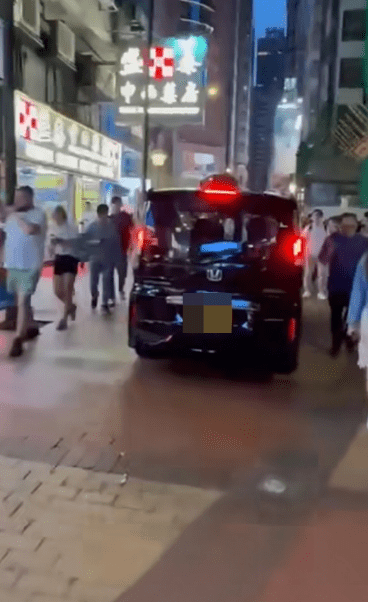 行人路上人潮如鯽。 行人路上人潮如鯽。