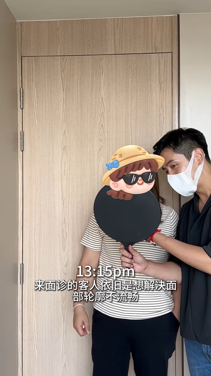 李日朗為客人做療程。 李日朗為客人做療程。