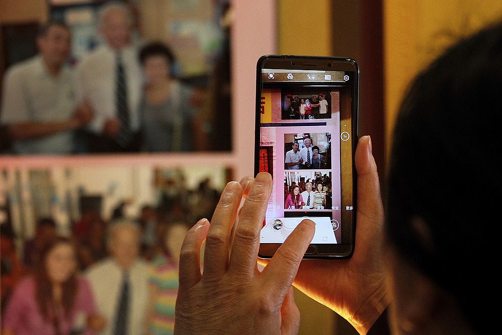 不少民眾特地到場拍照「打卡」。AP