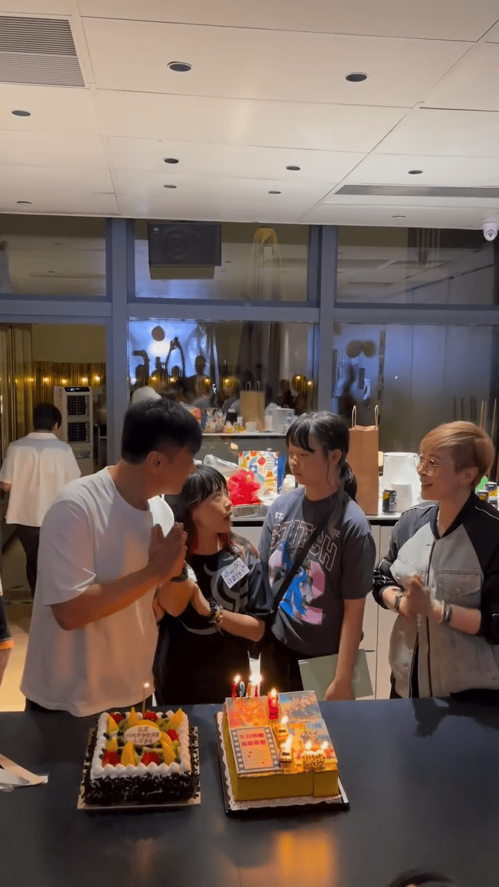 錢嘉樂示意女兒們吹蠟燭，盡顯對女兒的愛錫。