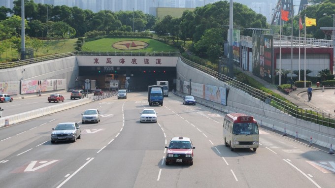 私家车行红隧和东隧划一收30元。(资料图片)