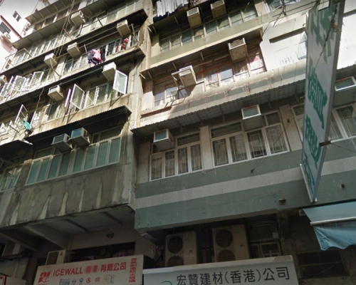 旺角新填地街616號一幢唐樓簷篷有石屎剝落。 網圖