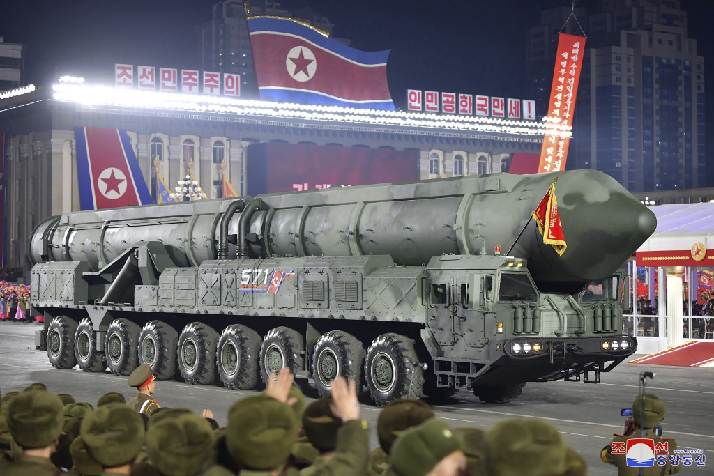 北韓建國 75周年閱兵式上展示洲際彈道導彈。AP