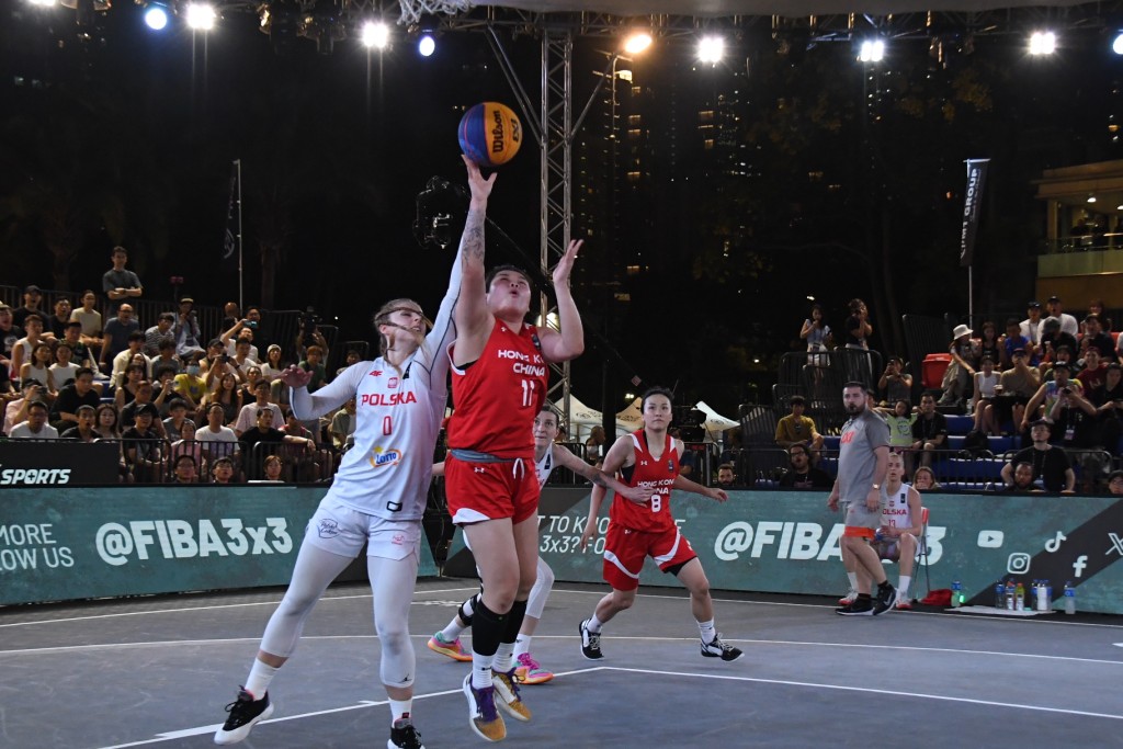  FIBA 3x3 篮球巴黎奥运资格赛，香港女子队恶斗波兰，陈伟萍进攻。 吴家祺摄