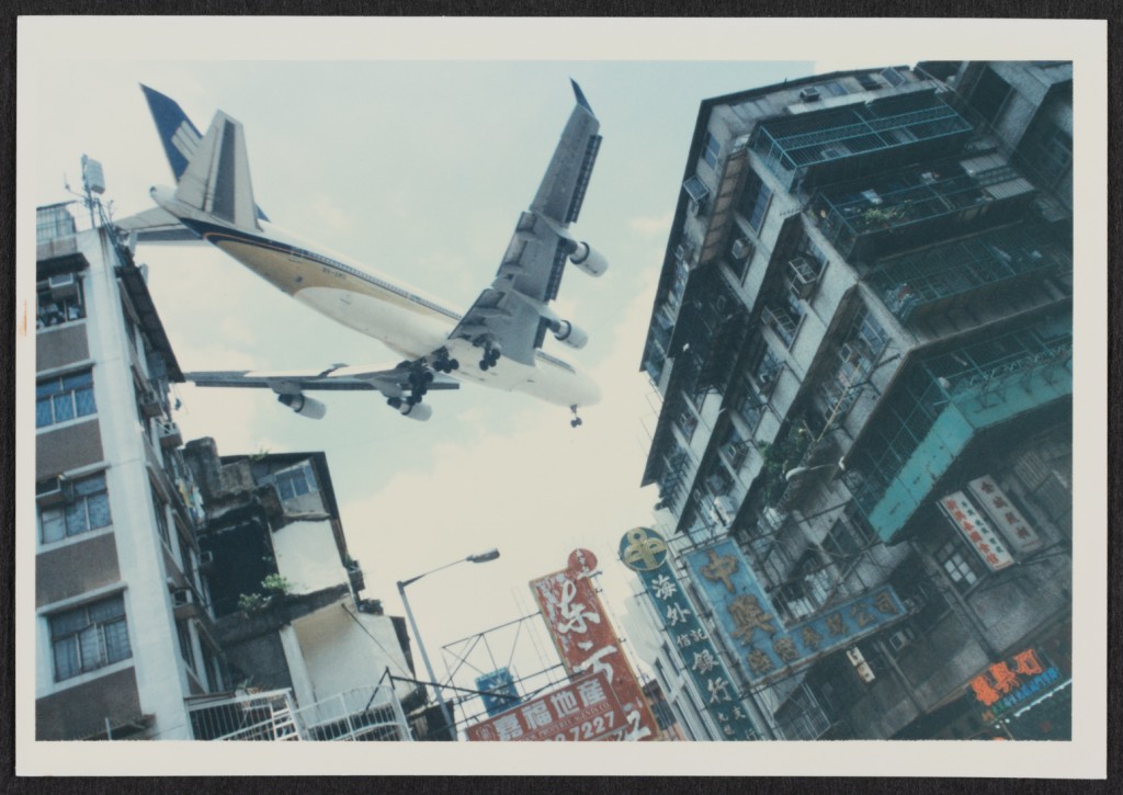 飞机在九龙城民居上方低飞掠过。图片：政府档案处
