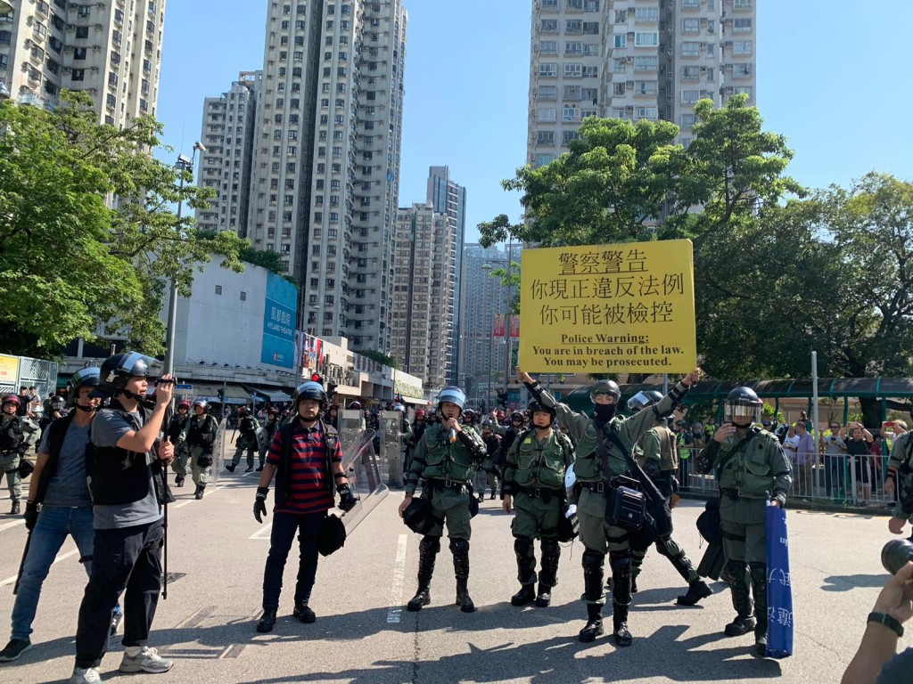 警方舉黃旗警告。