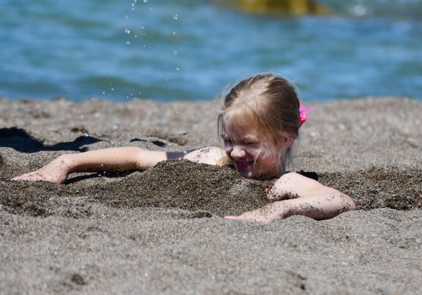 沙灘上玩沙十分有趣，想不到也隱藏危險。