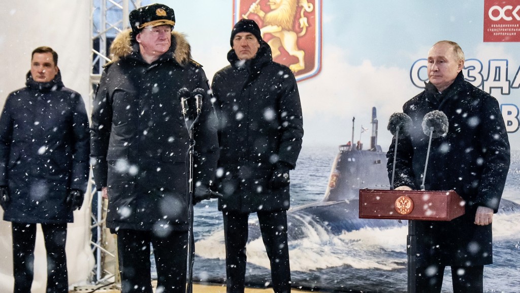 2023年12月，普京为在新建核潜艇升旗仪式上发表讲话，叶夫梅诺夫（左2）在场。