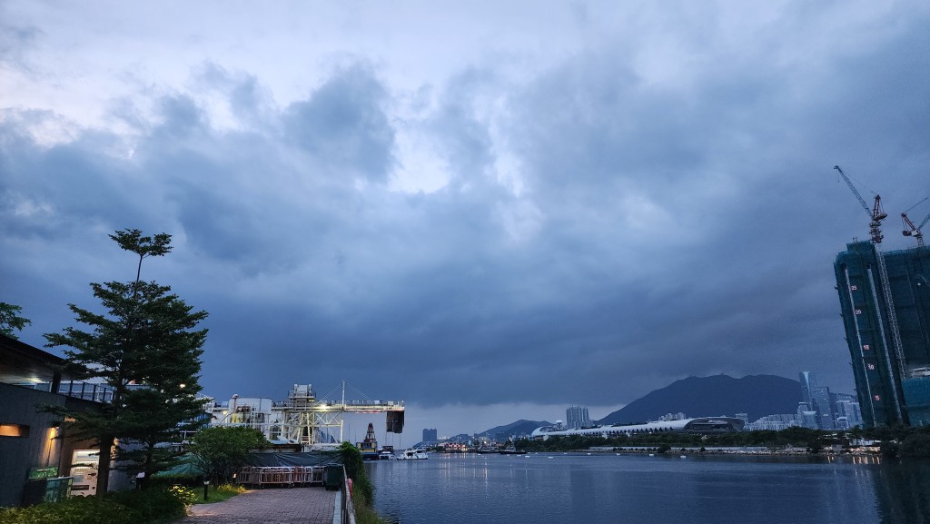 天文台表示，今日本港普遍地區的風力會進一步增強，天氣將轉壞。張家豪攝