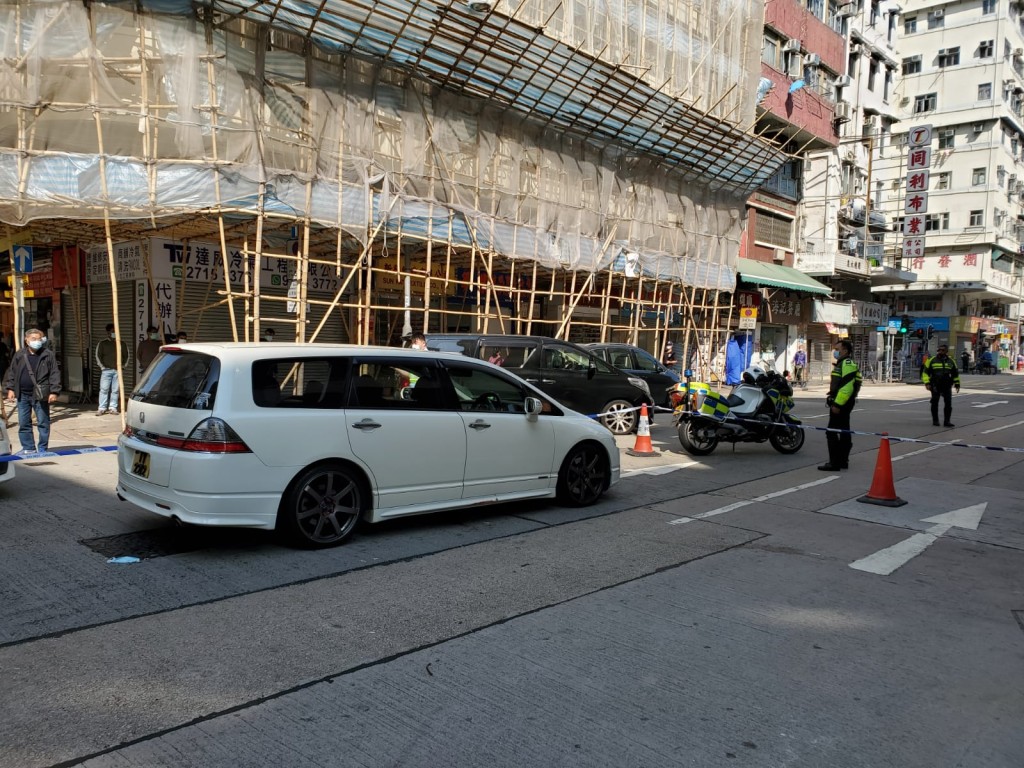 私家車撞倒女途人後停在路中。