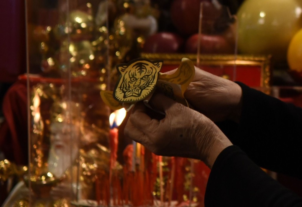 惊蛰打小人用黄色纸老虎，其实是「祭白虎」，象征小人被白虎吞噬制服。