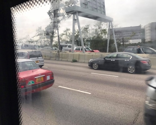 龍翔道多車相撞。網上圖片