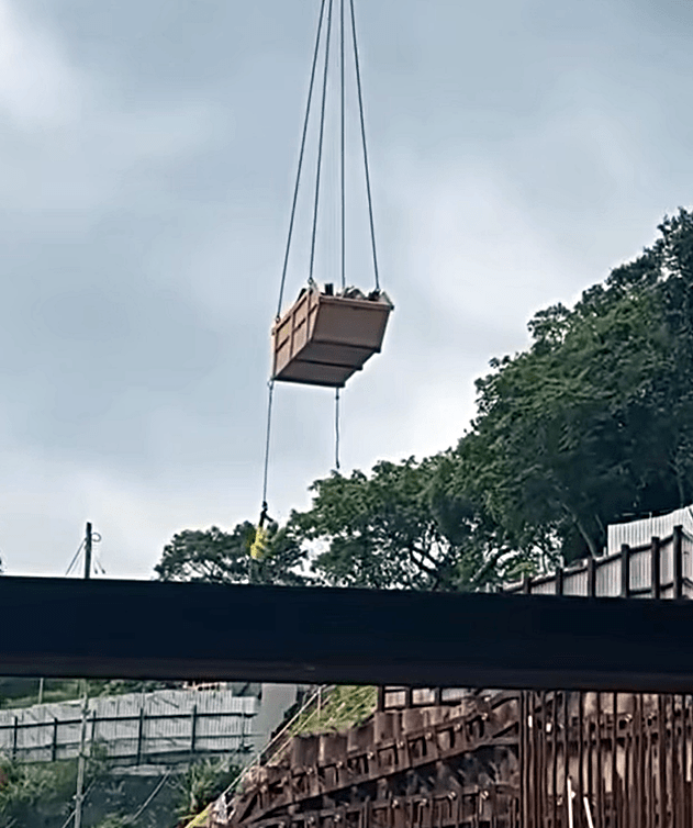 工人懸空吊住，非常驚險。fb：新界地區生活連線
