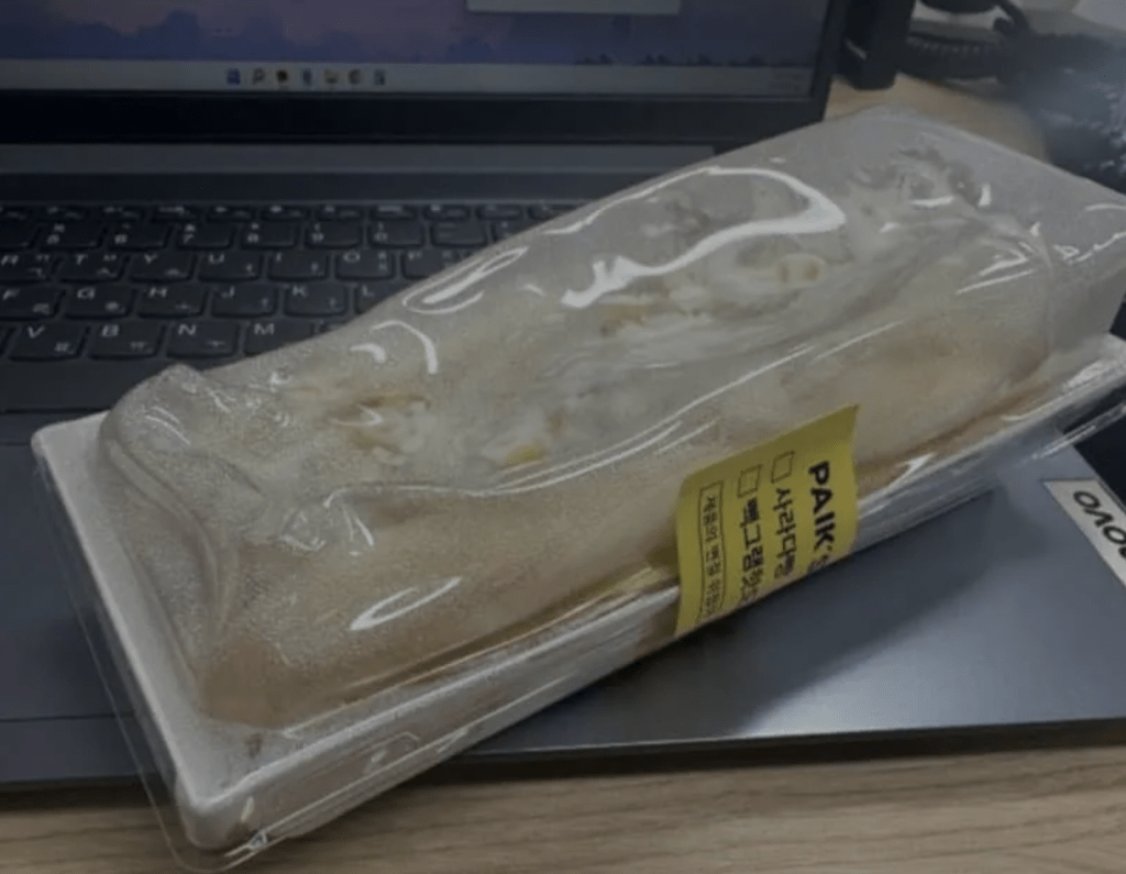 Paik's Coffee，有員工用普通塑膠盒放入微波爐為客人加熱食物，而且塑膠盒明顯已熱到變形，事主拍下照片並放上網。