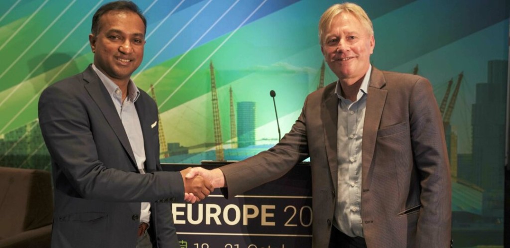 HGC环电国际业务高级副总裁Ravindran Mahalingam；（右）AMS-IX销售总监Onno Bos宣布扩大合作。