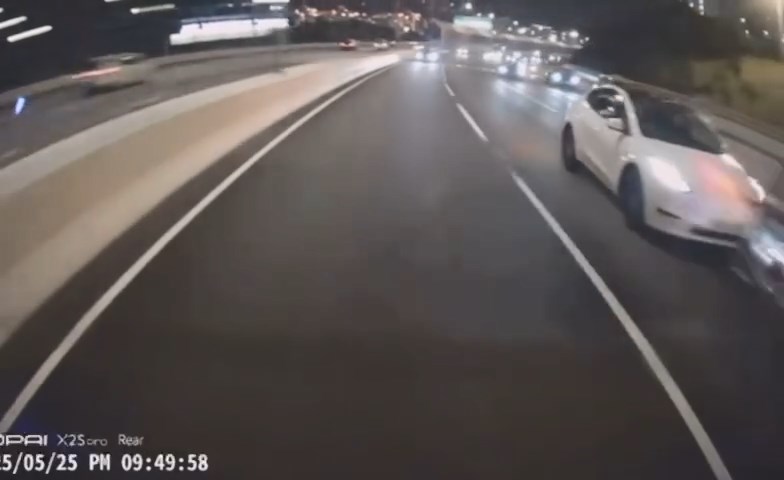白色Tesla私家車撞向前方的電單車。網上片段截圖 白色Tesla私家車撞向前方的電單車。網上片段截圖