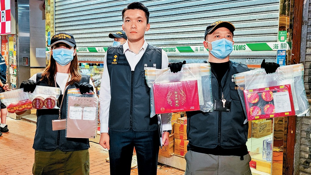 海關版權及商標調查科不良營商手法調查第一組調查主任陳易呈（中），交代行動經過及展示檢獲的冒牌「影射藥物」。