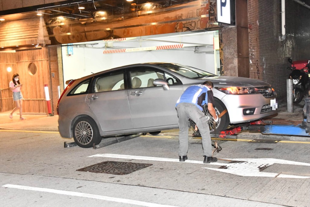 警員搜查私家車及套取指模。