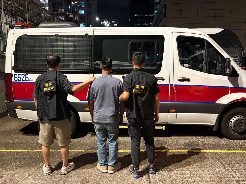 行動中,警員在界限街截查一名正在騎單車的可疑男子。 行動中,警員在界限街截查一名正在騎單車的可疑男子。