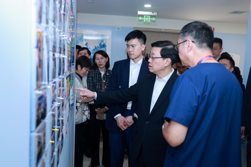 李家超到訪上海和睦家醫院長寧院區，聽取有關醫院運作的介紹。政府新聞處圖片