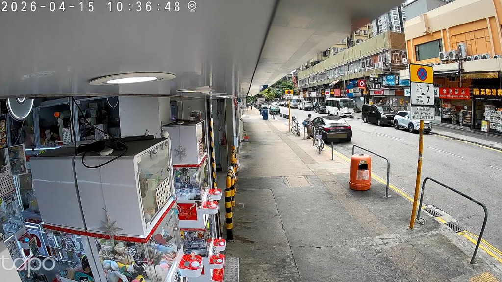 賊人火速打開車門取走手機及現金，整個過程不足半分鐘。fb「元朗、天水圍、屯門友」群組SheungYing Tang影片截圖