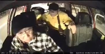 身穿黄色风褛男乘客从后座靠近司机位。网上影片截图