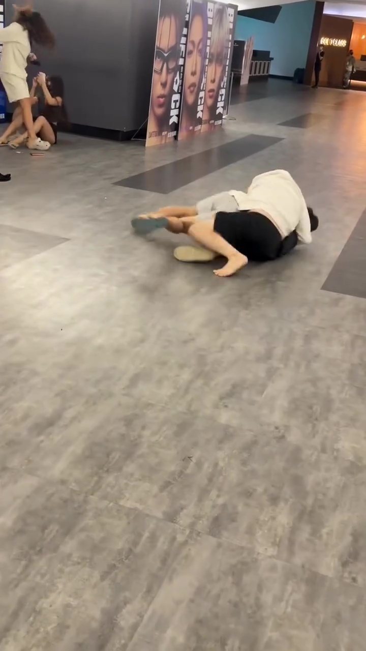 看電影手機未關靜音，兩對情侶散場開打。 threads