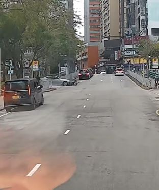 單車倒在私家車前。fb車cam L（香港群組）Lisa Wong影片截圖
