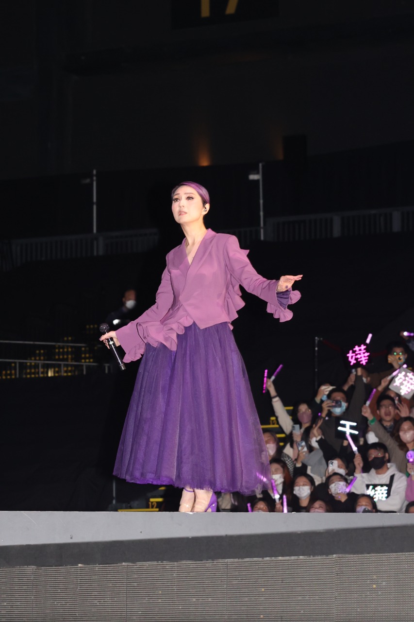 L字舞台以車站月台為背景，舞蹈員接連出場營造人來人往的感覺，一身紫色打扮的千嬅一連獻唱好幾首經典作品。