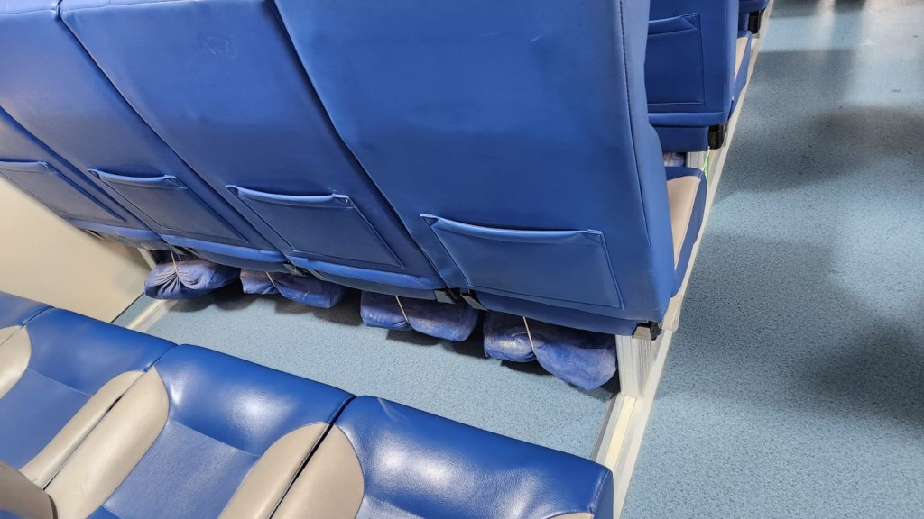 每個座椅下均設有救生衣。(張展鵬提供)