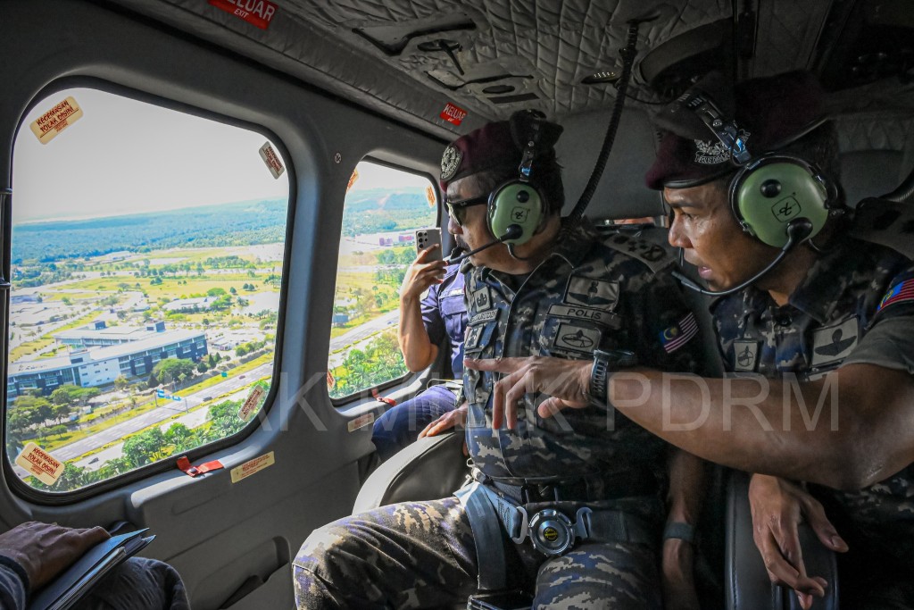 大马警察总长拉扎鲁丁视察习近平访马涉及的机场和酒店等设施的安保情况。　马来西亚警方FB