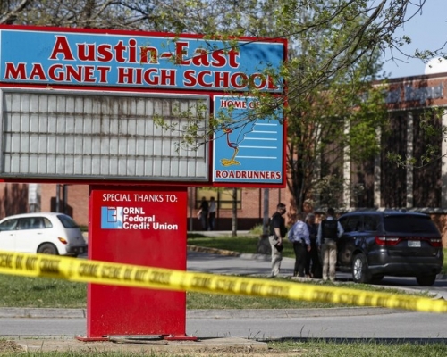 警方在事發的高中調查。AP圖片