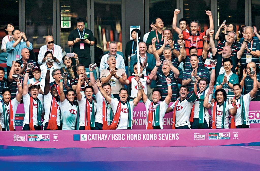 香港男子隊在銀劍賽決賽擊退宿敵日本隊，強勢高舉銀劍完成三連霸。