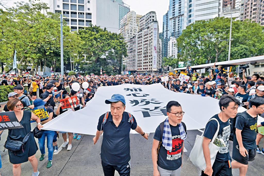 黎智英2019年6月13日傳訊息給張劍虹，指泛民想《蘋果日報》印製十萬張「隨報附送」的長幡派給遊行人士。