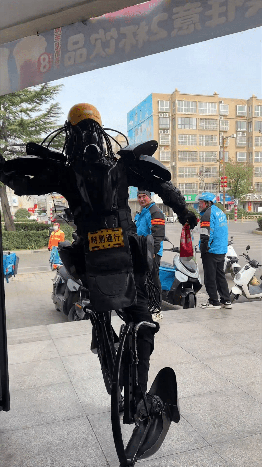 周高賽穿上機甲現身奶茶店的影片，震驚網友。 抖音