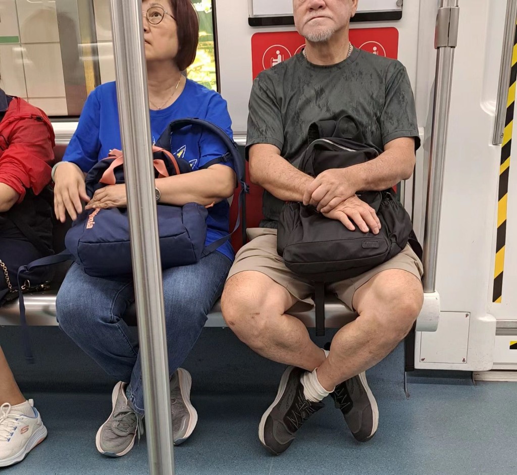 穿T-shirt加短裤的郑恕峰一脸严肃，坐在车厢一角专心摷背囊，有网民大赞年届68的他依然「肌肉量满满」。